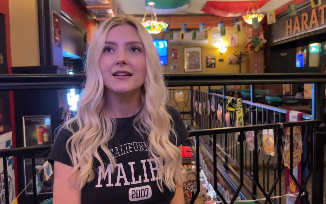 Eva Elfie gạ một chàng trai may mắn ở quán bar vào toilet